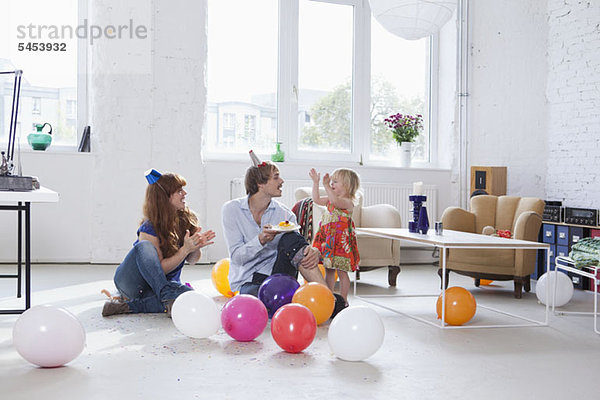 Eine junge Familie feiert den Geburtstag ihrer Tochter