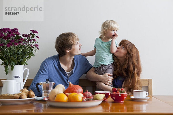 Eine junge Familie beim Frühstücken