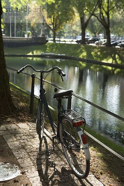 Ein altmodisches Fahrrad am Fluss geparkt
