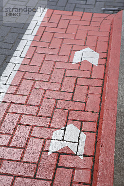 Straßenmarkierungen auf einer Kopfsteinpflasterstraße