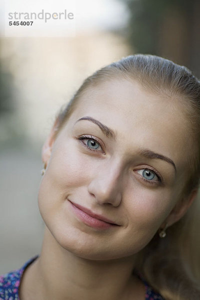 Eine junge Frau mit schönen blauen Augen  Nahaufnahme