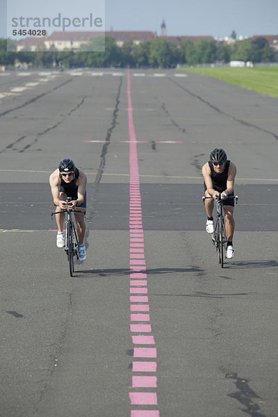 Zwei Radfahrer auf Rennrädern  Vorderansicht