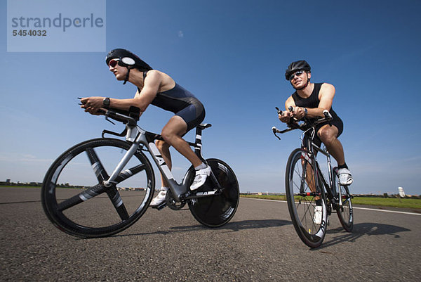 Zwei Radfahrer auf Rennrädern  Seitenansicht  Flachwinkelansicht