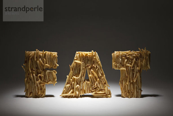 Pommes frites geformt  um das Wort FAT zu machen  Punkt beleuchtet