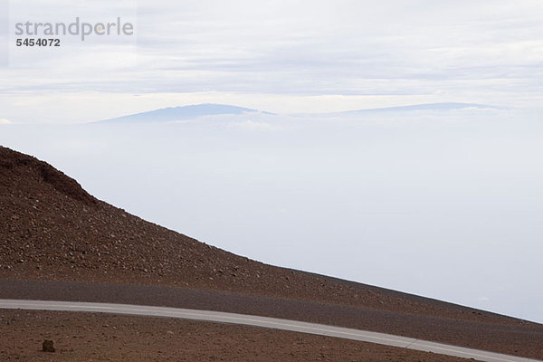 Straße am Felsrand bei Haleakala Maui  Hawaii