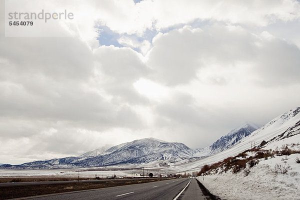 Schneebedeckte Berge am Mono Lake  Kalifornien