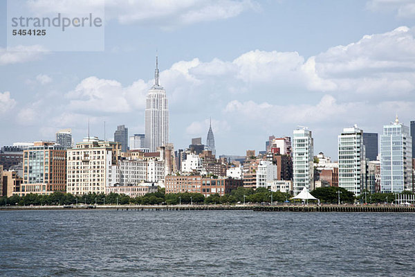 Manhattan Skyline von der anderen Seite des East River aus gesehen