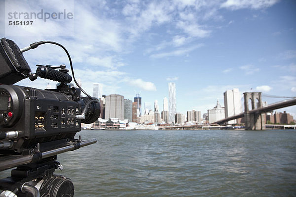 Eine Fernsehkamera filmt die Brooklyn Bridge und die Skyline von Manhattan.