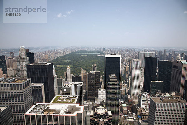 Blick über Manhattan Skyline und Central Park  New York  USA