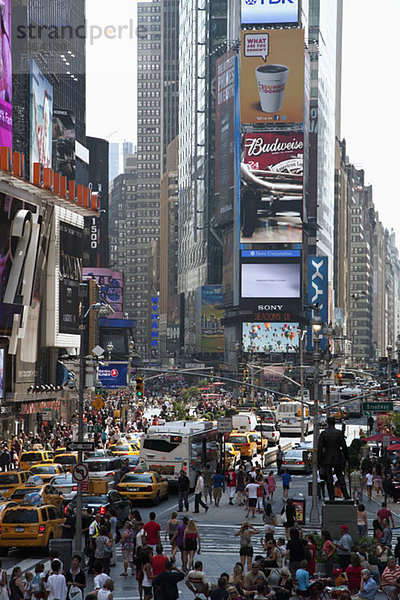 Times Square in New York  überfüllt mit Menschen und Verkehr