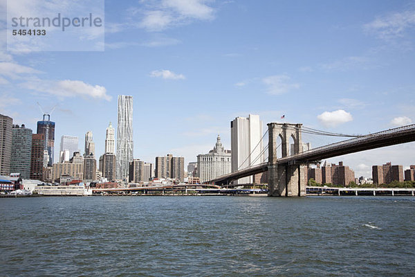 Die Brooklyn Bridge und die Skyline von Manhattan mit Blick über den East River