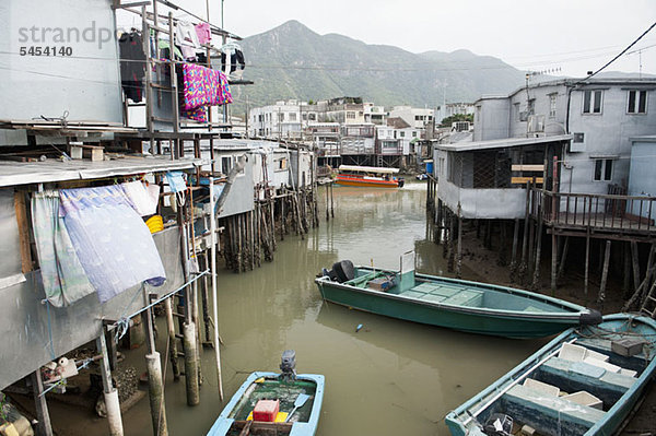 Boote und Hochhäuser im chinesischen Fischerdorf in Tai O  Hongkong  China
