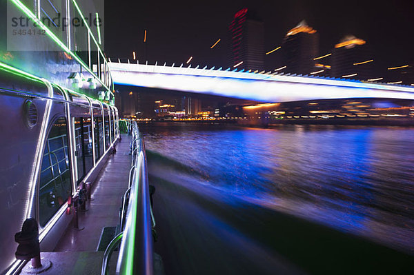 Yacht auf dem Pearl River in Hongkong und verschwommene Haiyin Bridge im Hintergrund