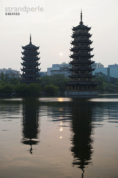 Sonne und Mond Pagoden reflektiert über dem Banyan See