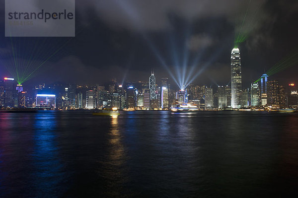 China  Hongkong  Stadtbild über Wasser bei Nacht