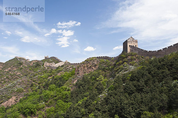 Große Mauer von China und der Hügel darunter