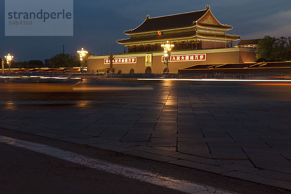 Bewegender Verkehr am Tor des himmlischen Friedens auf dem Tiananmen-Platz  Peking  China