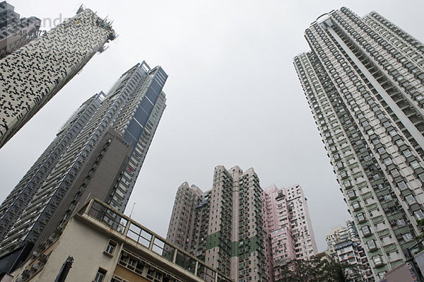 Wolkenkratzer in Hongkong von unten gesehen