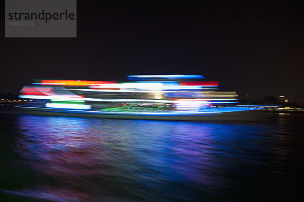 Yacht auf dem Wasser im Hafen von Hongkong