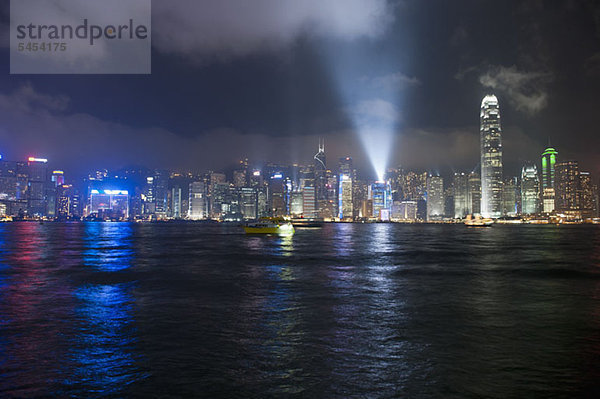 China  Hongkong  Stadtbild über Wasser bei Nacht