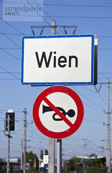 Stadtschild für Wien  Österreich mit einem Hinweisschild ohne Autohupe