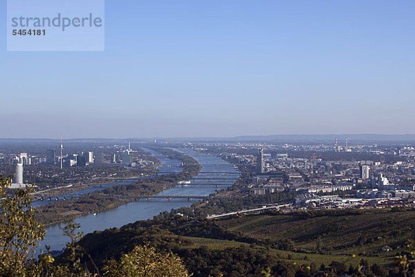 Wien und die Donau von oben gesehen  Luftaufnahme