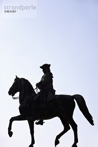 Statue eines Mannes zu Pferd  Wien  Österreich