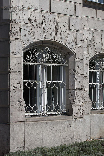 Einschusslöcher über der Fassade des Berliner Gebäudes