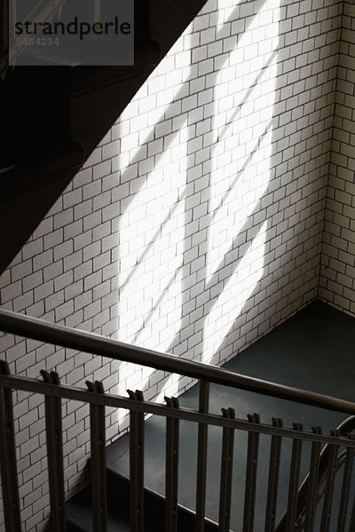 Licht durch das Fenster auf die Wand über die Treppe