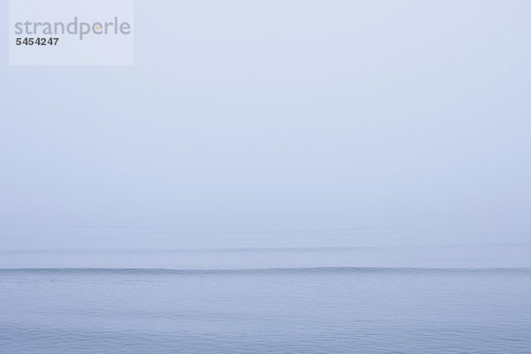 Farbverschmelzung von Ostseehimmel und Wasser