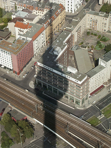 Ein Schatten des Berliner Fernsehturms über dem Stadtbild