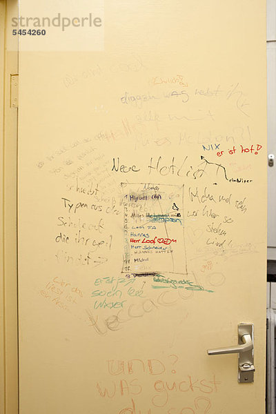 Handgeschriebenes Graffiti auf der Badezimmertür