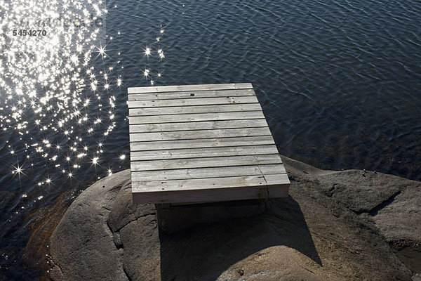 Andocken an Felsbrocken am Wasserrand