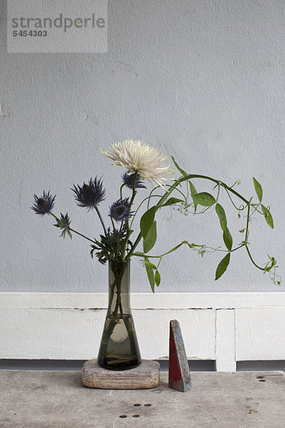 Blumenvase auf dem Tisch