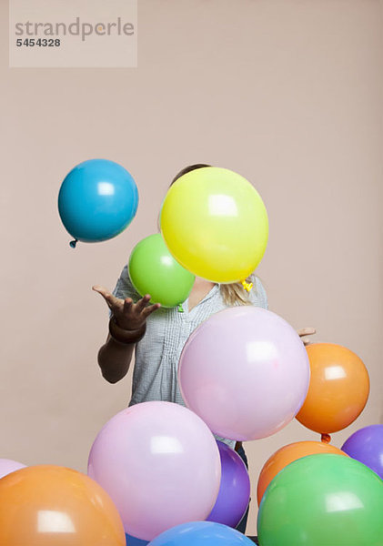 Frau spielt mit Luftballons