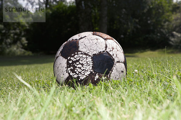 Getragener Fußball auf Rasen