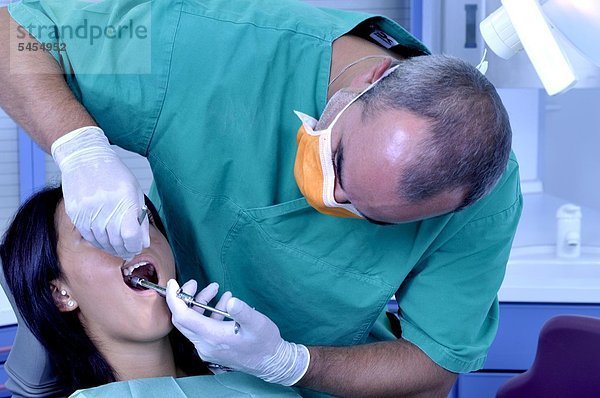 Patientin bei Zahnbehandlung mit Zahnarzt