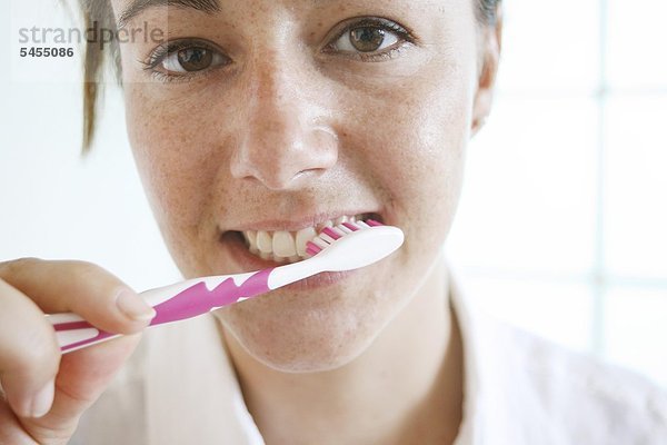 Frau putzt ihre Zähne  Portrait