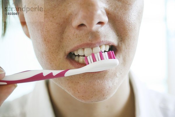 Frau putzt ihre Zähne  close-up
