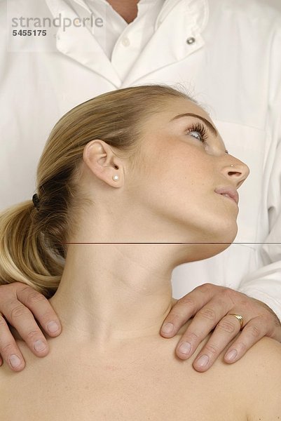 Körperliche Untersuchung : Palpation der Nackenmuskulatur   Untersuchung der Halswirbelsäule ( aktive Rotation