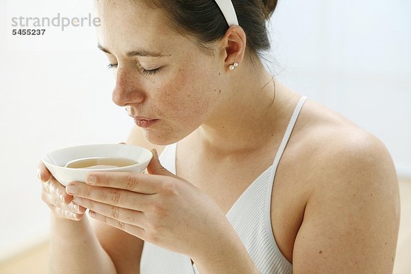 Frau hält eine Tasse Tee