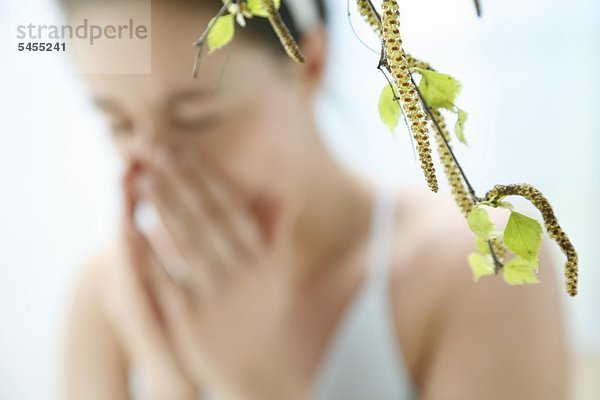 junge Frau junge Frauen Baum Hintergrund Ast Bewegungsunschärfe Birke niesen