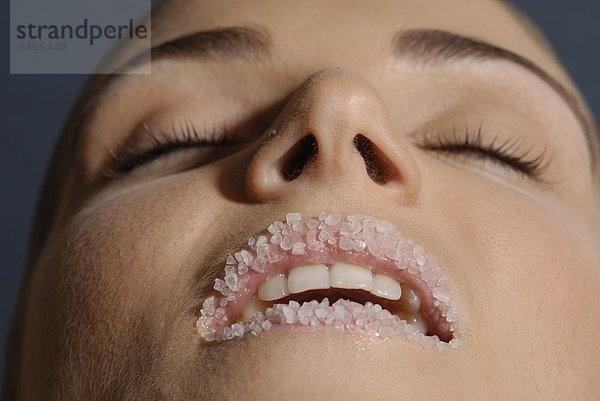 Lippen einer junge Frau mit Salzpeeling mund