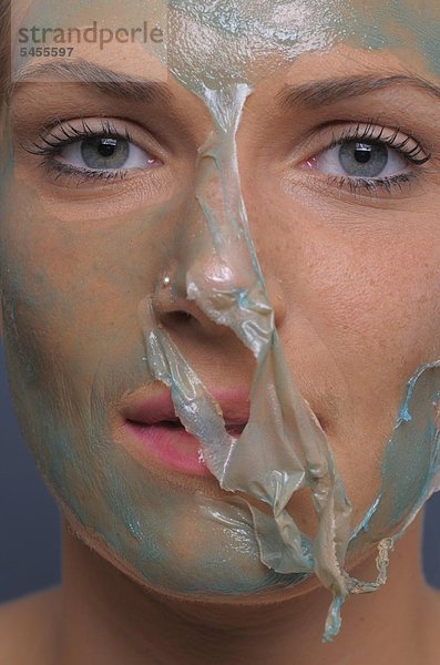 Junge Frau mit Gesichtsmaske  Portrait