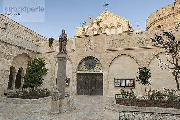 Statuen des heiligen Hieronymus und der heiligen Katharina an der St. Katharinen-Kirche  Bethlehem  Westjordanland  Palästina  Naher Osten