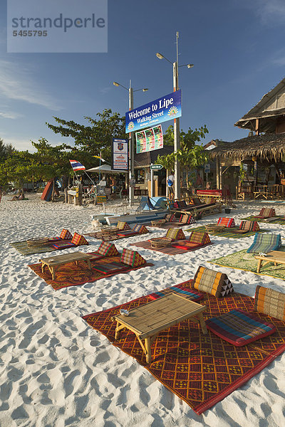Matten und Kissen  für Touristen am späten Nachmittag bereitgelegt  um den Sonnenuntergang zu betrachten  Pattaya Beach auf der Insel Koh Lipe  Thailand  Asien