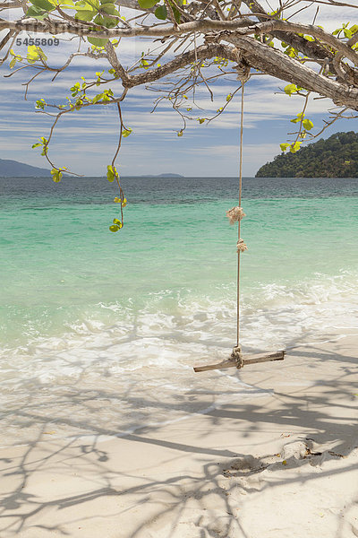 Einfache Schaukel am Strand  Insel Ko Rawi  Teil des Tarutao-Nationalparks  Thailand  Asien