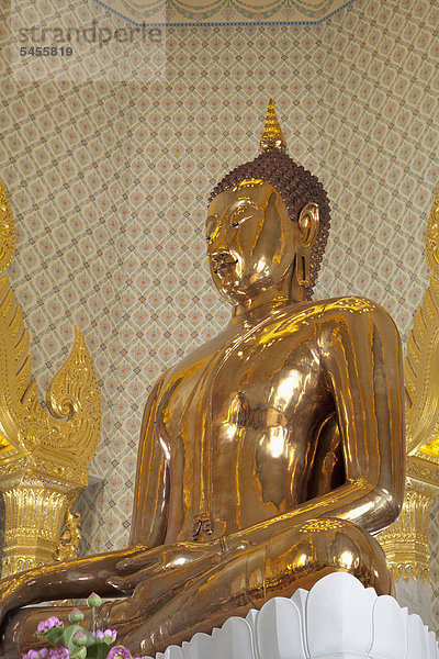 Goldene Buddha-Statue im Wat Traimit  der Tempel des Goldenen Buddha  in Bangkok  Thailand  Asien