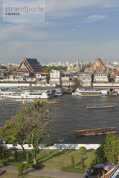 Blick auf die Altstadt von Bangkok von dem buddhistischen Tempel Wat Arun  Thailand  Asien