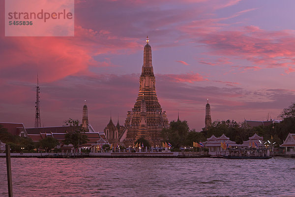 Wat Arun  Tempel der Morgenröte  und Chao Phraya Fluss bei Sonnenuntergang  Bangkok  Thailand  Asien